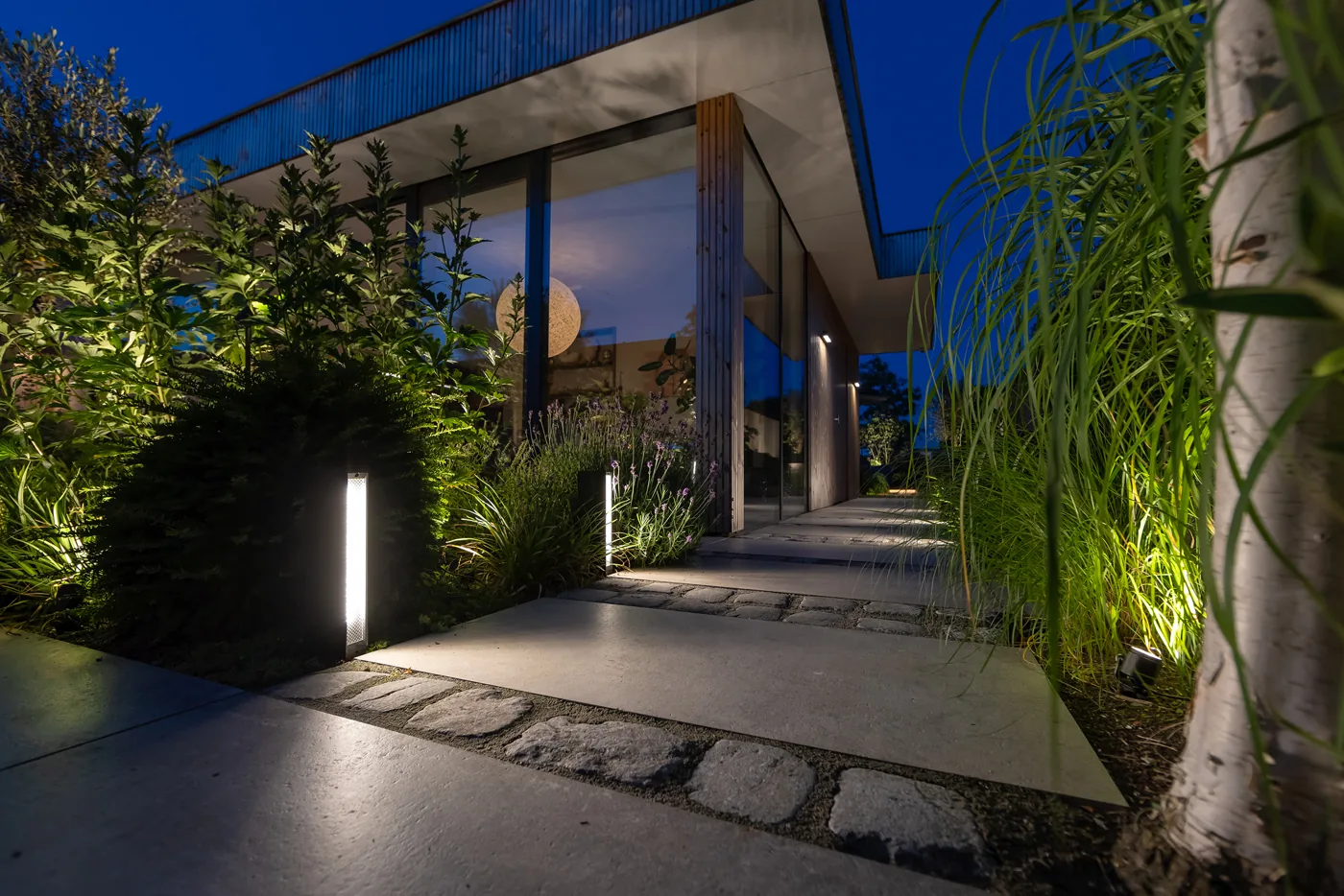 Gartenbeleuchtung mit in-lite – beleuchteter Garten bei Nacht