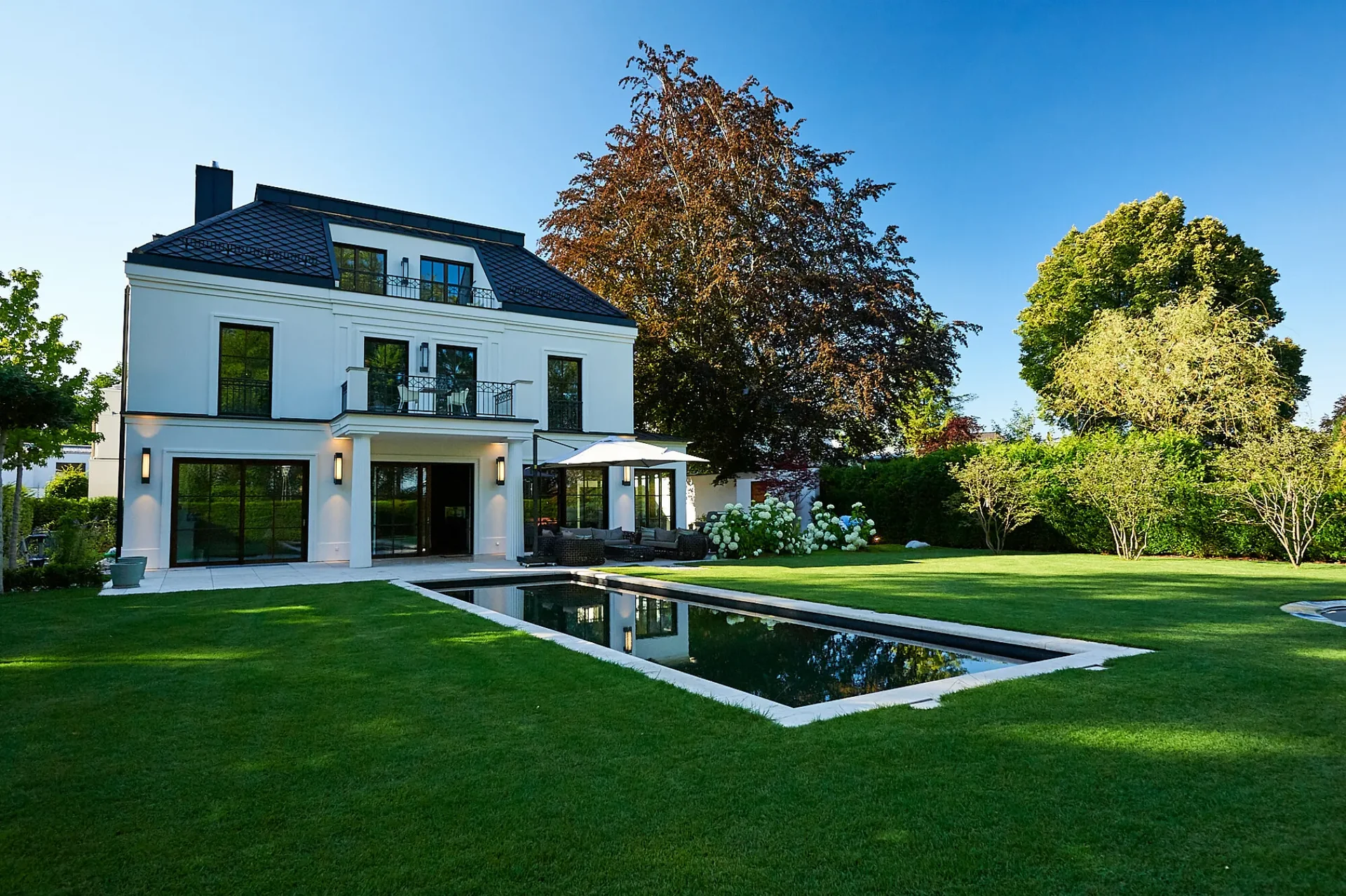Hoch über dem grünen Fluss – Villengarten – Impression